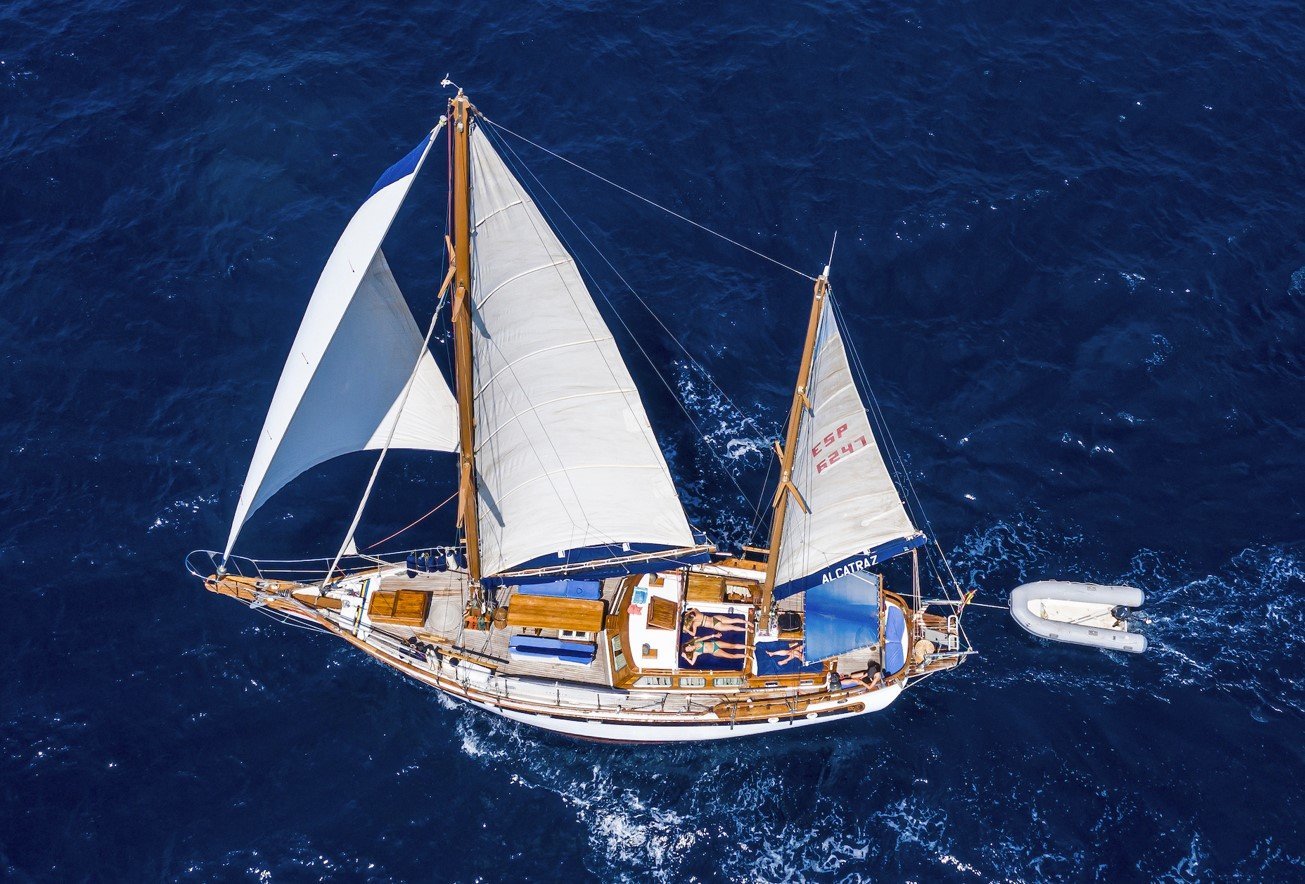 sailboat on the move